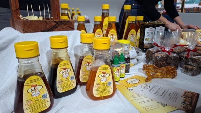 Mel e produtos derivados de mel em exposição na mesa