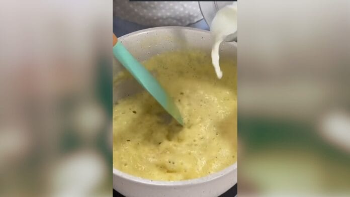É adicionado leite a mistura