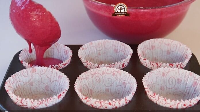 Massa do cupcake sendo adicionada nas forminhas