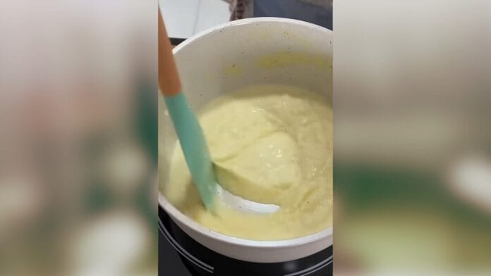 Cozinheira mexendo a mistura