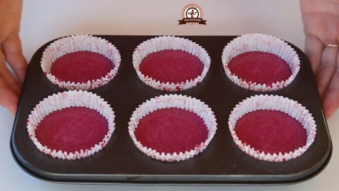 Cupcake de beterraba nas forminhas