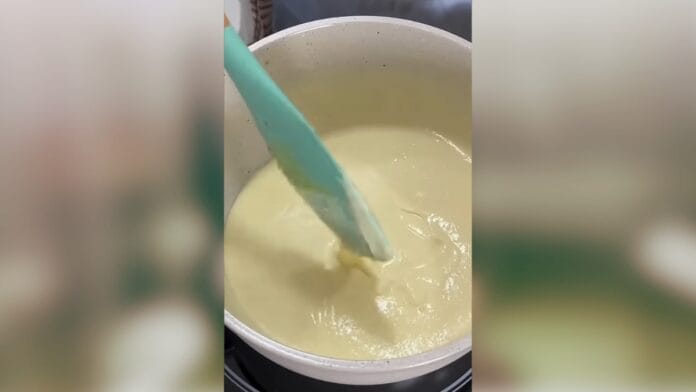O molho bechamel em sua textura ideal dentro da panela