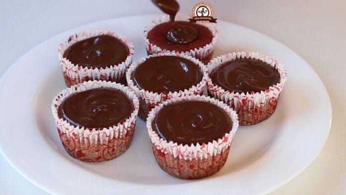 Cupcake de beterraba com a cobertura de chocolate aplicada
