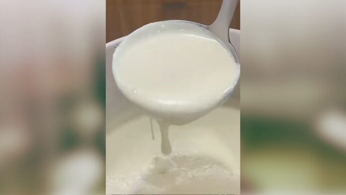 Colher mostrando o ponto perfeito do molho bechamel, sem caroços