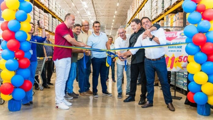 Ele é dono de time da primeira divisão do Brasil e faturou R$ 25 bilhões com 420 supermercados, mas começou como descarregador de caminhão