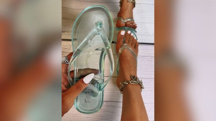 Chinelo transparente ciano