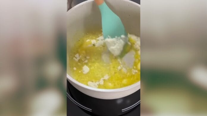 Mistura de manteiga e farinha de trigo dentro da panela