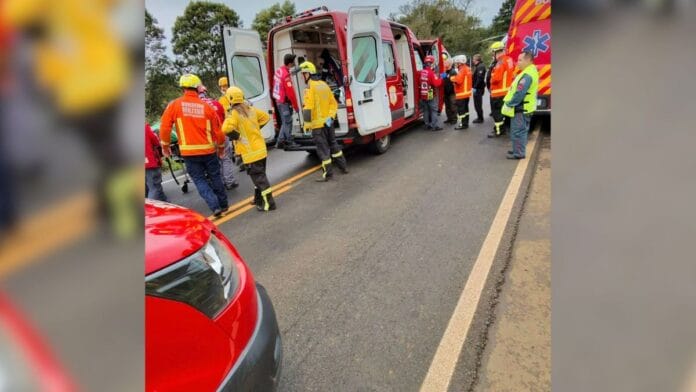 Dois caminhoneiros sofreram ferimentos graves e receberam atendimento avançado ainda no local antes de serem levados ao hospital