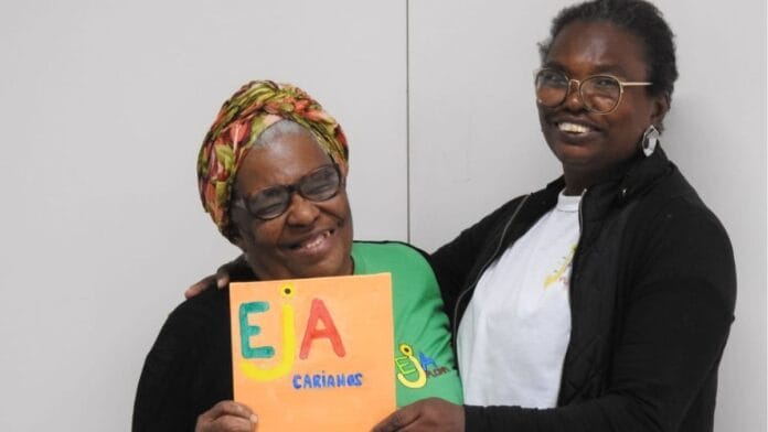 Depois de décadas longe da escola, mãe de 82 anos e filha voltam a estudar juntas e encontram na EJA caminho para independência