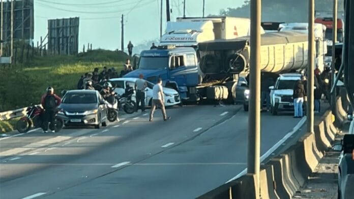 Engavetamentos travam trânsito na BR-101 em SC e provocam congestionamento