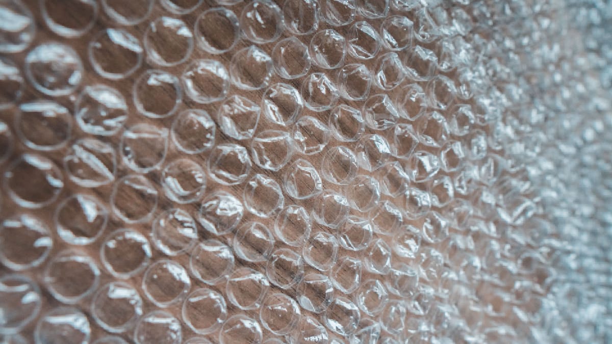 As pequenas bolsas de ar que hoje protegem produtos fizeram parte de uma invenção que começou como papel de parede (Foto: Erik Mclean/ Pexels)
