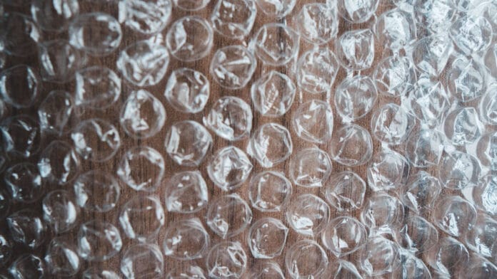 O plástico-bolha é conhecido por proteger objetos frágeis, mas sua origem é bem diferente do uso atual (Foto: Erik Mclean/ Pexels)