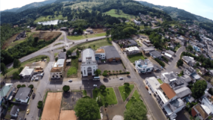 A cidade tem cerca de 4,8 mil habitantes e baseada na agropecuária, indústrias de reciclagem e comércio familiar (Foto: Prefeitura de Erval Velho, Divulgação)