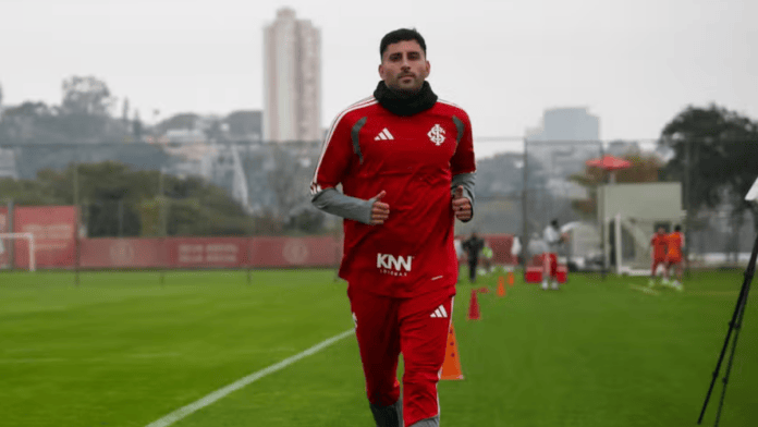 Jogador do Internacional terá de se apresentar à justiça após ser acusado de divulgar fotos íntimas da ex-namorada
