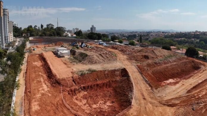A remoção de terra no local atingiu 70% de conclusão, com 90 mil metros cúbicos retirados (Foto: Massa Bruta TV, Reprodução)