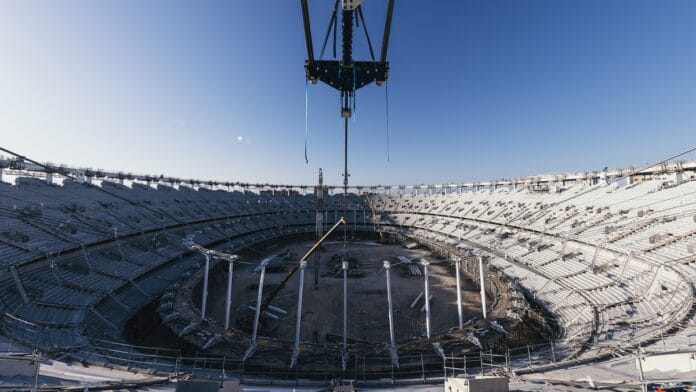A obra do estádio Nou Mestalla iniciou a fase de montagem e elevação da cobertura (Foto: Lázaro de la Peña, Valencia CF)