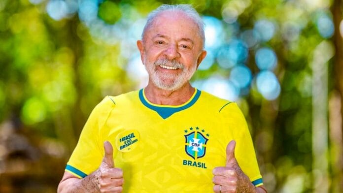 Presidente Lula com a camisa da Seleção Brasileira (Foto: Ricardo Stuckert, PR)