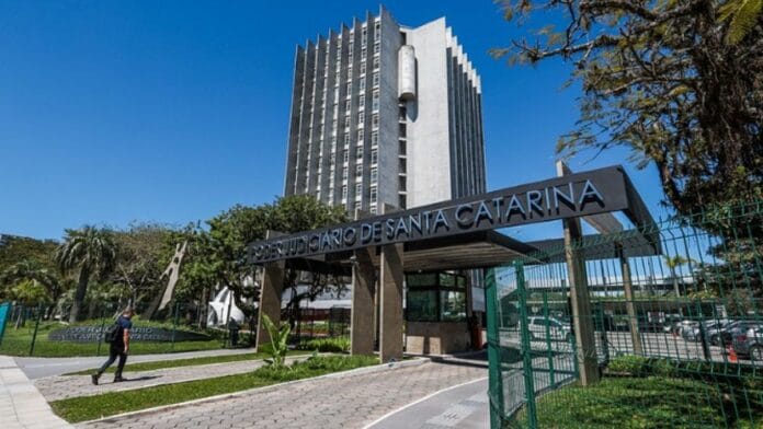 Ex-estagiária é condenada por vazar dados da Justiça e repassar alvos sigilosos a facção antes de megaoperação (Foto: TJSC/Divulgação)