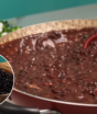 O segredo dos cozinheiros para o feijão ficar macio e cremoso começa antes da panela, e sim ainda no primeiro molho