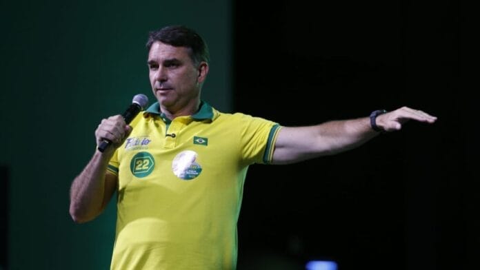 Flávio Bolsonaro fez críticas a Lula e a ministros do STF em evento em Joinville (Foto: Patrick Rodrigues, NSC Total)