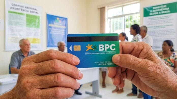 Erro por centavos no INSS? Novo valor do BPC altera margem de aprovação para pessoas com deficiência