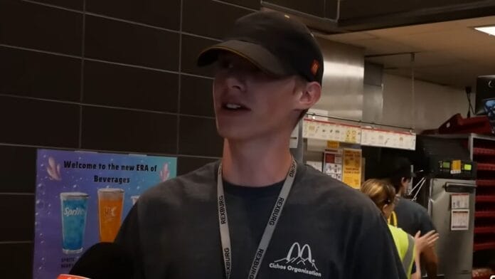 Funcionário do McDonald’s faz gesto simples por desconhecido e é surpreendido com vários presentes
