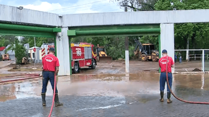 bombeiros limpando lama de calçadas