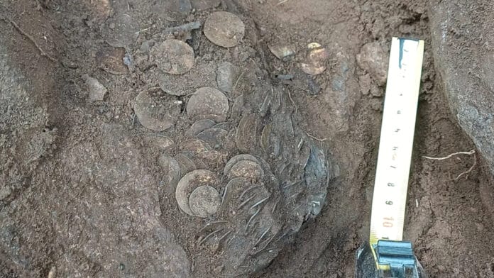Fortuna subterrânea esquecida no século XI: Buscador amador encontra recipientes com milhares de moedas de prata raras e desafia a história do comércio viking no Mar Báltico