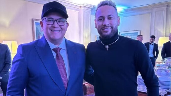 Bruno Avelar e Neymar durante leilão do Instituto Neymar — Foto: Divulgação
