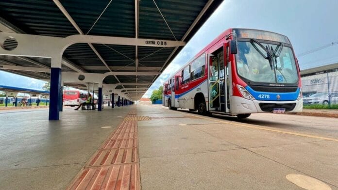 Nova lei pode mudar desembarque nos ônibus para mulheres, pessoas idosas e PCDs (Foto: NSC,Divulgação)