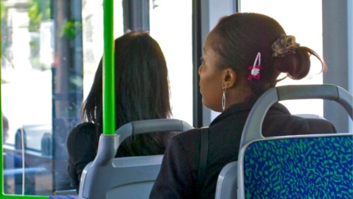 Nova lei pode mudar regra dos ônibus e garantir direito especial para mulheres no transporte; entenda