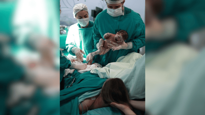 "Emoção indescritível": Médico faz parto da própria filha e relata misto de medo e alívio em SC