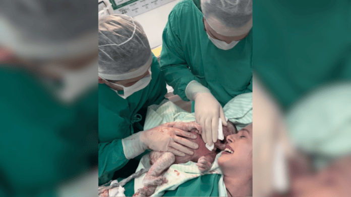 "Emoção indescritível": Médico faz parto da própria filha e relata misto de medo e alívio em SC