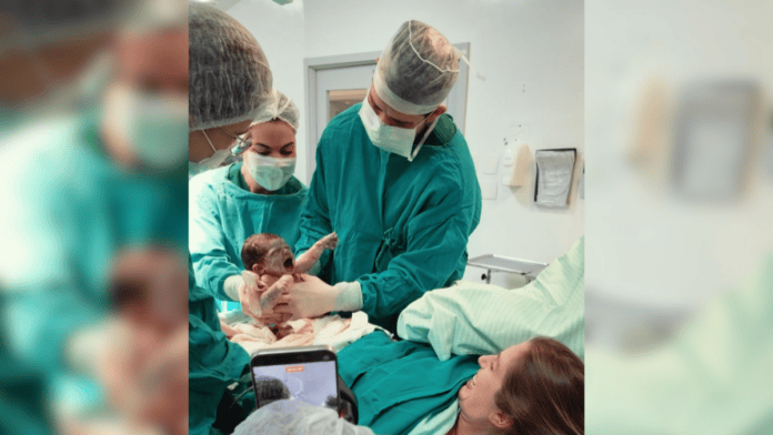 "Emoção indescritível": Médico faz parto da própria filha e relata misto de medo e alívio em SC