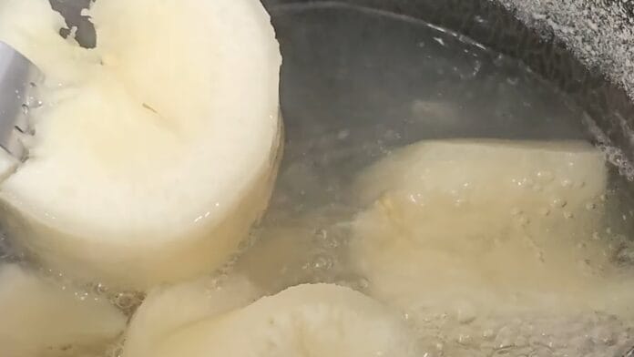 Aipim cozinhando na panela