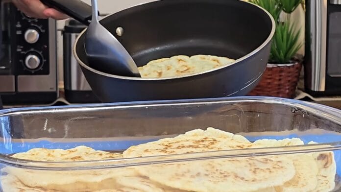 retirando as panquecas da frigideira 