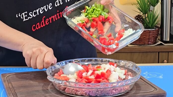 adicionando os temperos na carne moída crua