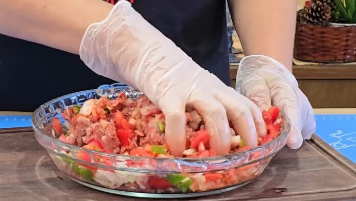 misturando os temperos na carne moída