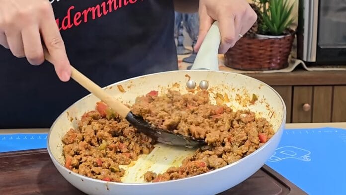 carne moída sendo refogada na panela