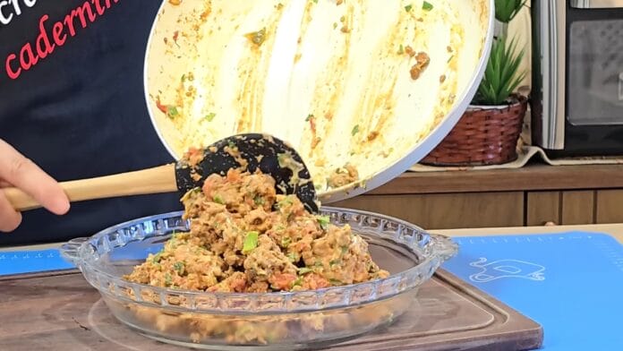 carne moída sendo transferida para um prato