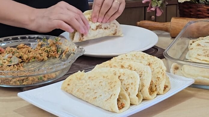 panqueca pronta sendo recheada