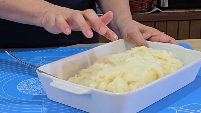Aipim recém batido sobre um prato