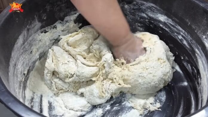 Sovando a massa para que ela fique homogênea