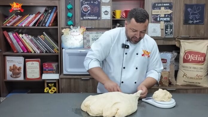 padeiro dividindo a massa na quantidade de pães que irá fazer