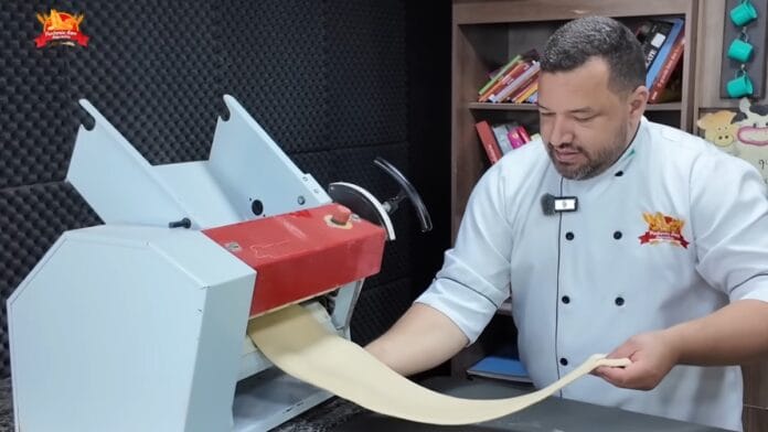 Processo de abrir a massa para fazer o formato do pão