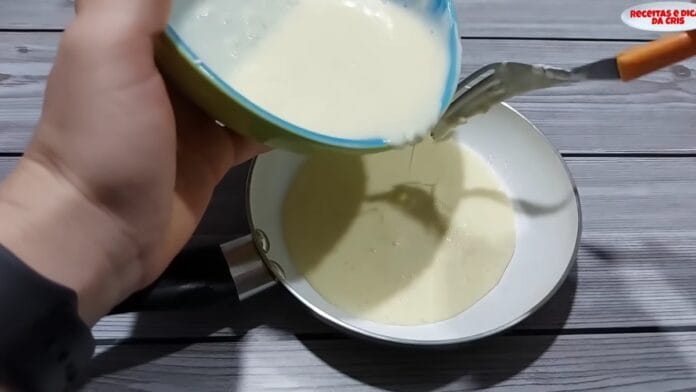 Adicionando a massa na frigideira