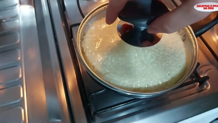 pão de queijo tampado na frigideira