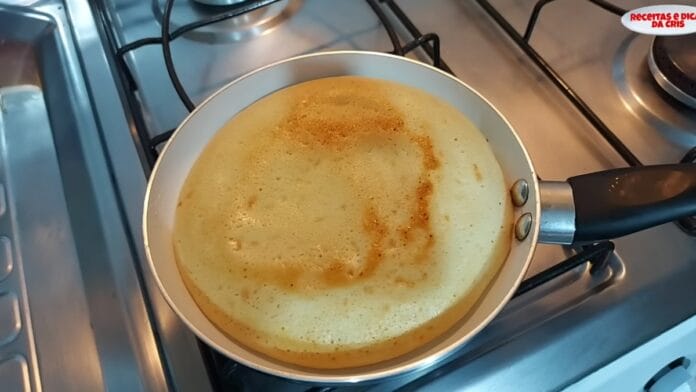 Pão de queijo fritando na frigideira