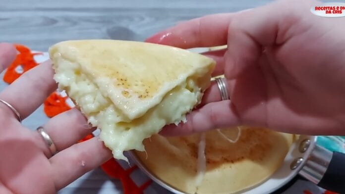Pão de queijo já frito e cortado para servir