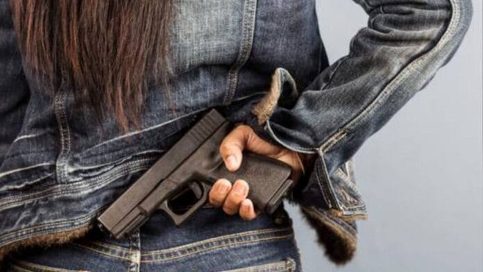 Nova lei poderá liberar porte de armas para mulheres que trabalham ou estudam após as 18h; saiba quem pode ter direito